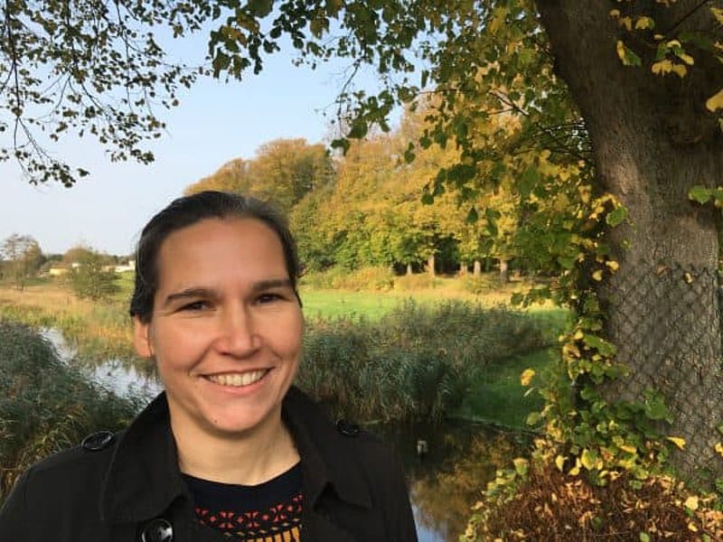 Kristin Wegner an einem Fluss im Herbst