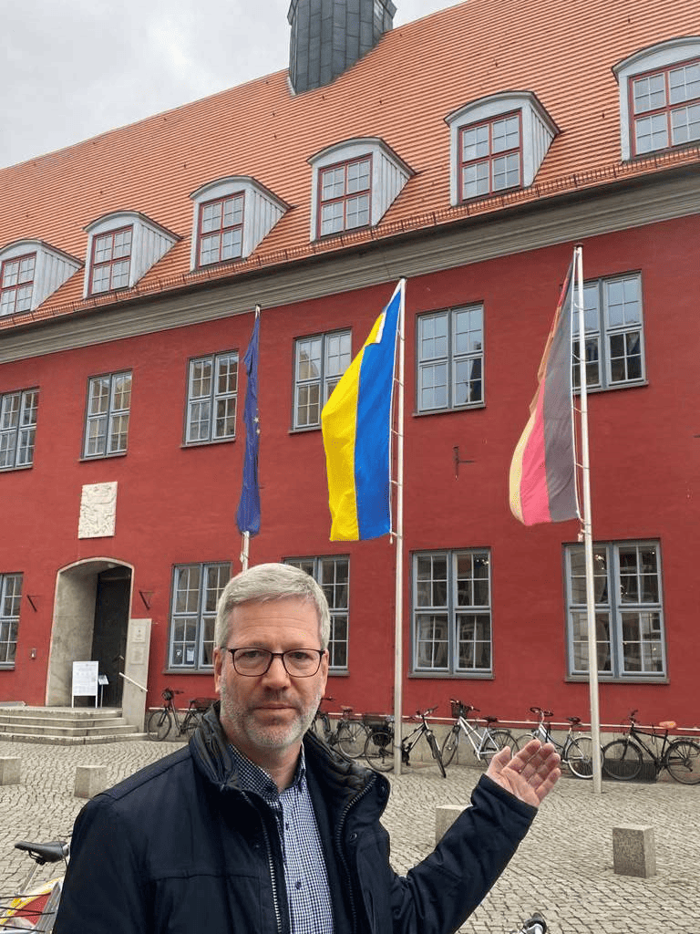 Oberbürgermeister S. Fassbinder vor Flagge der Ukraine am Greifswalder Rathaus. Foto: Unbekannt